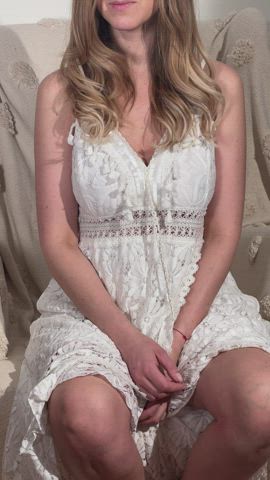 I'm just here to show my MILF boobs and make you smile
