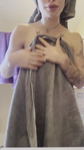 Here’s a quick peek of what’s under my towel (: