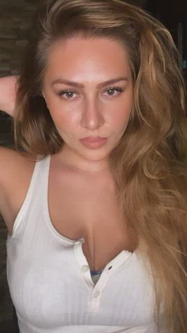 Lick my bouncy tits👅