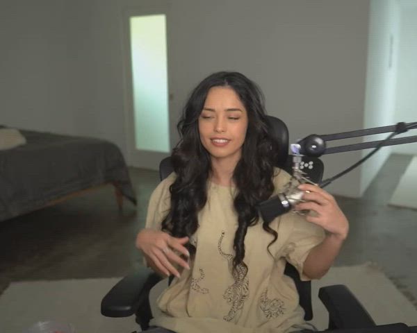 rae tying up her hair