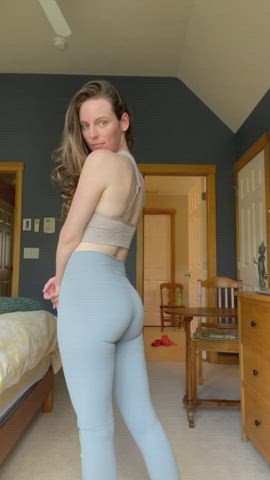 Blue Eyes Freckles Pale Yoga Pants gif