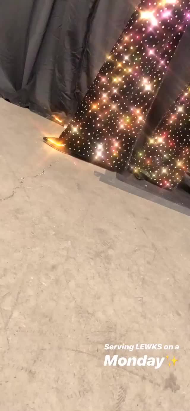 Karlie Kloss - (11.19.18) Instagram Story