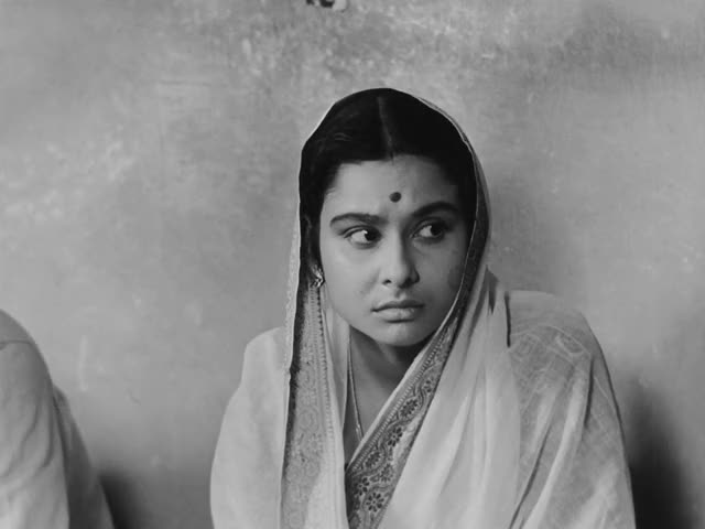 Big-City-1963-GIF-00-34-15-Madhabi-Mukherjee