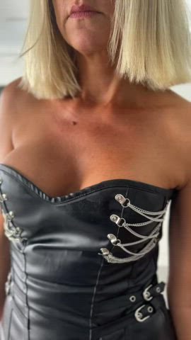 mom pussy pussy lips butt-plug gif