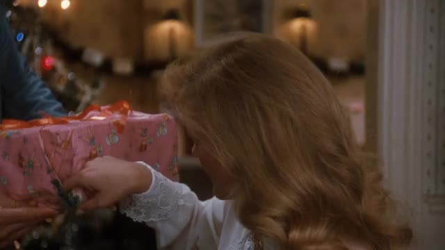 National-Lampoons-Christmas-Vacation-1989-GIF-01-03-49-suck-green-finger