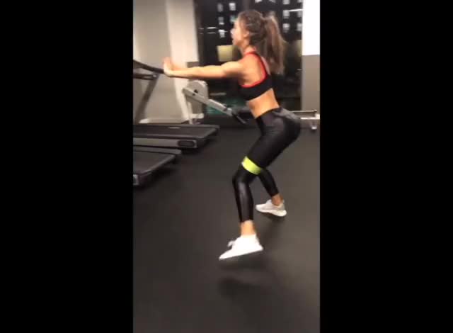 Alexis workout boomerang