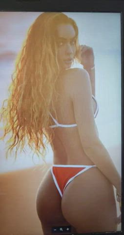 Sommer Ray Takes a Load