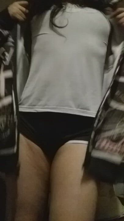 Lola's throwing that ass around