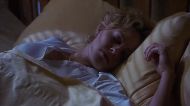 Elizabeth Shue