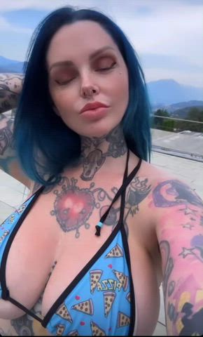 Pizza bikini & boobs