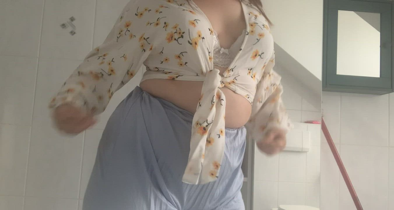 Just started my onlyfans 💛 Join my free page 💛 I am bascially open to everything