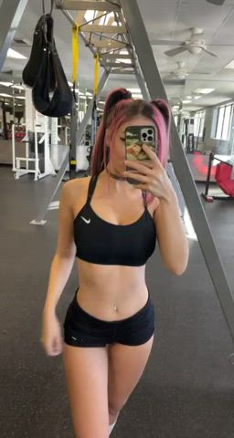 Flashing my DD’s at the gym😋