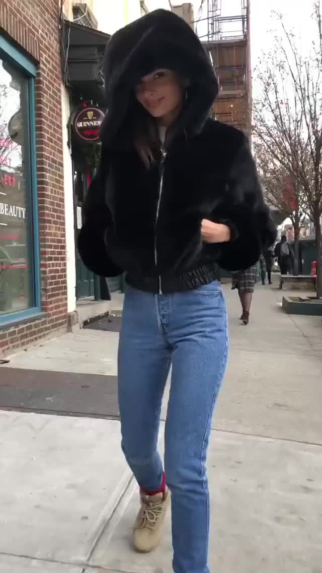 Emily Ratajkowski - (12.08.18) Instagram Story