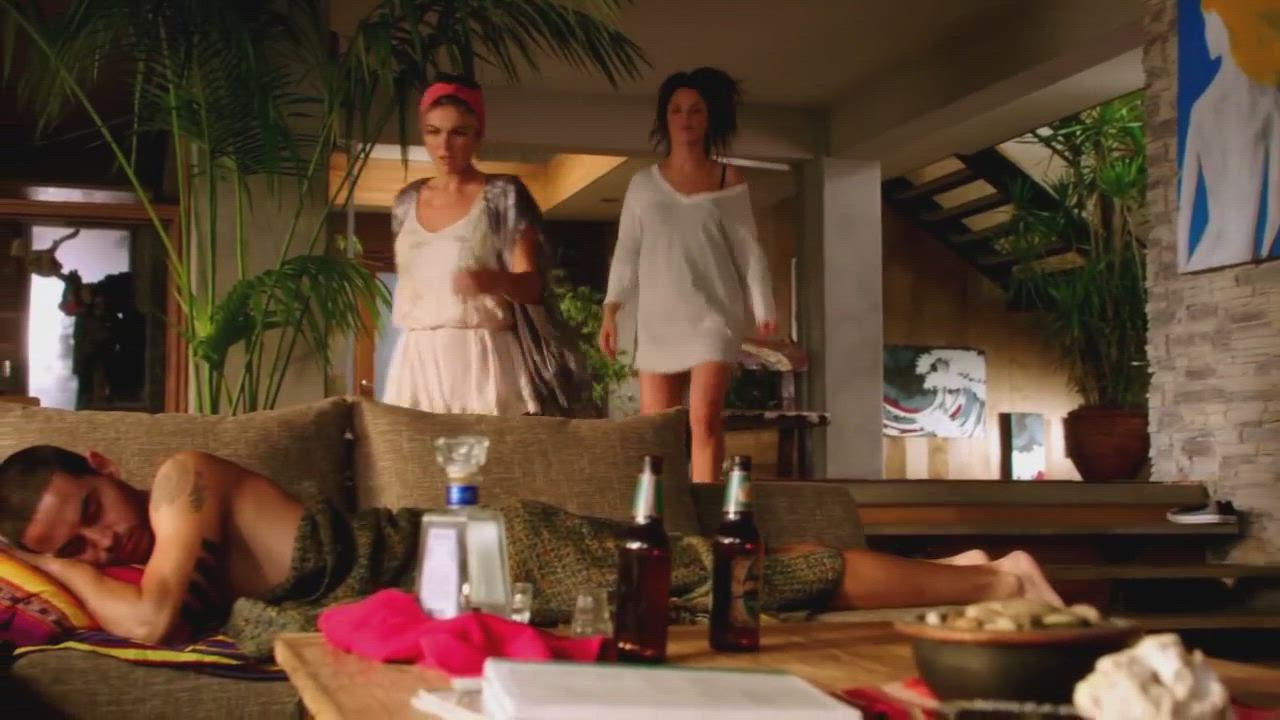 Manny Montana in Graceland (TV)