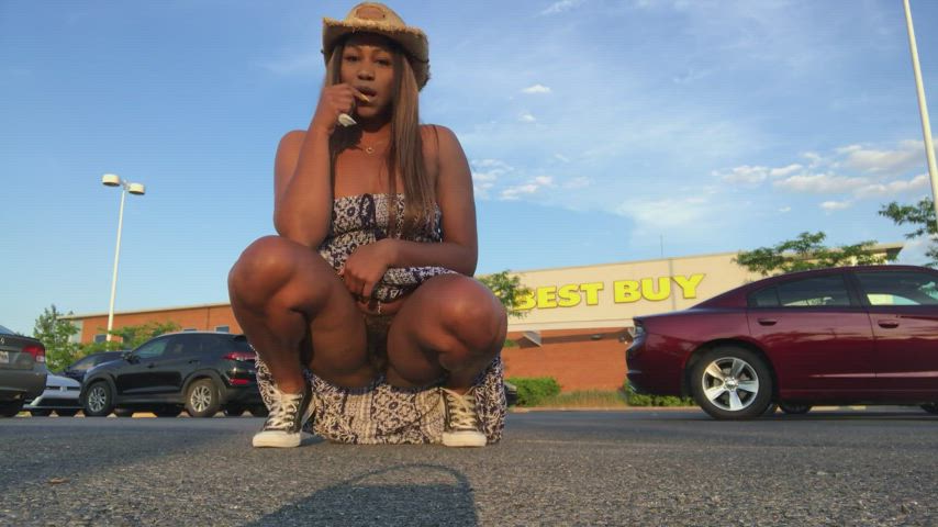 Mocha La Mulata pee in the parking lot.