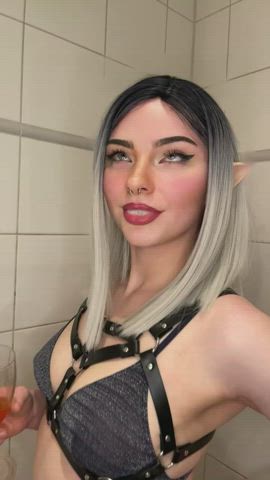Look how my spit drops on my titties 🤤