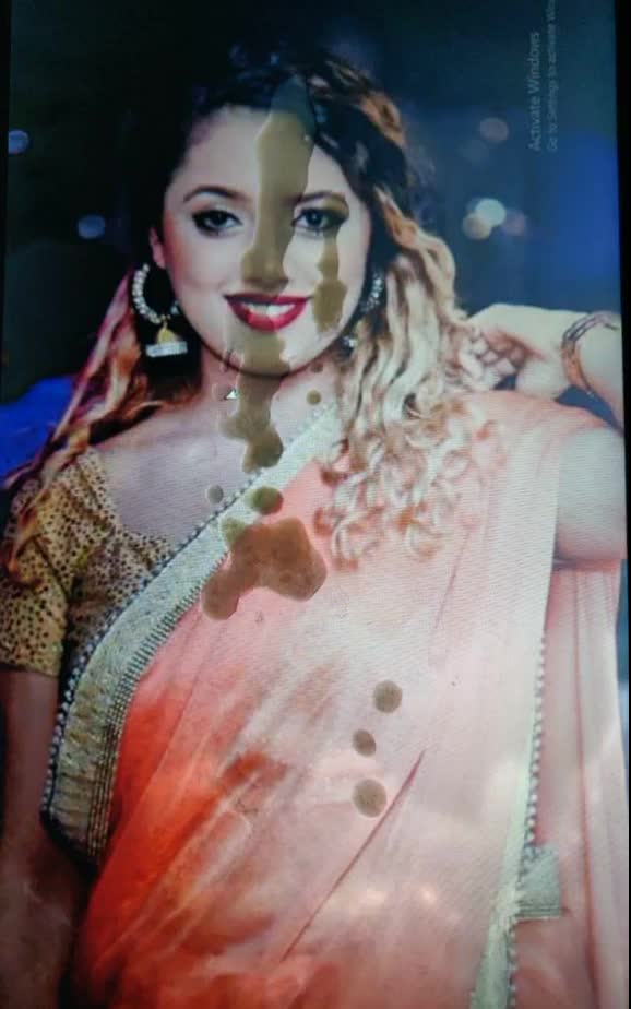 Desi Babe in Saree Cum Covered ???