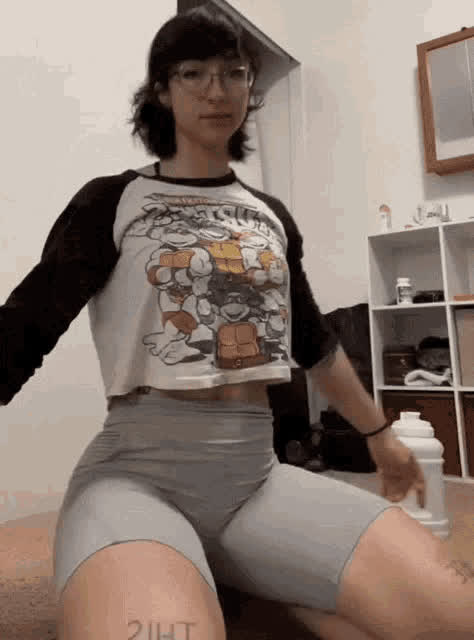 Leanbeefpatty showing off her abs