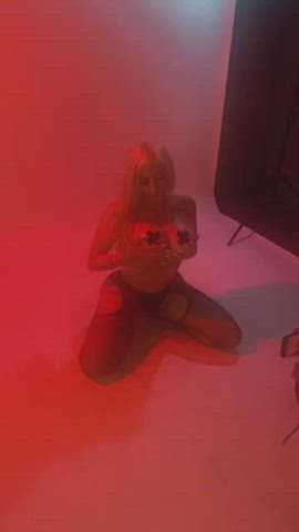 📸BTS gif, Big Boob Blonde with titties hanging 😈