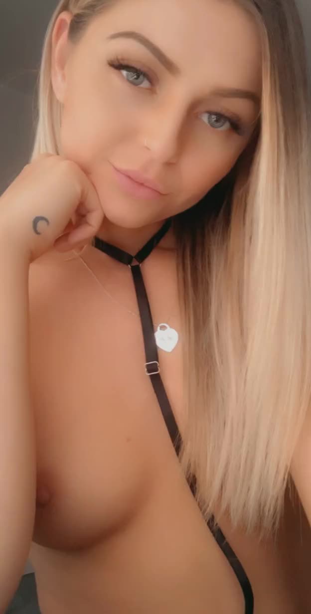 Cum to bed eyes.. Would you jump under the sheets with me? ?☺️
