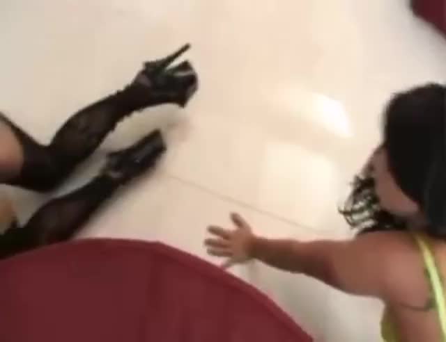 15 seconds - Three girls go all out on one dick