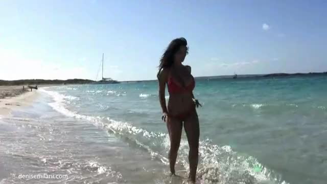 Denise red bikini run