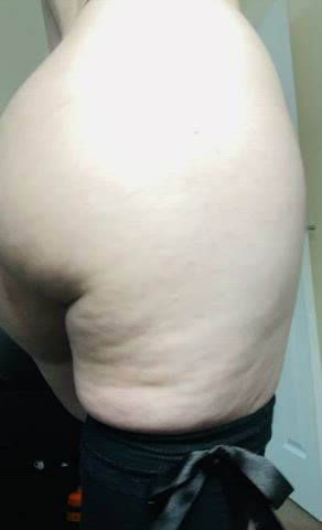 My butt in a tight latex thong, view the link for latex noise! ❤️