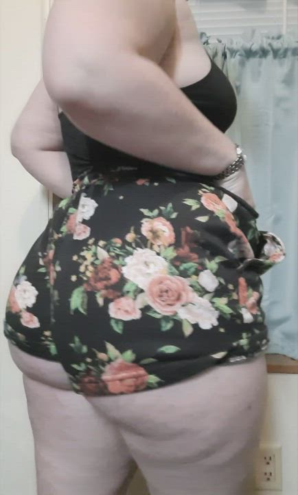 I normally see smaller women on here, but my body type definitely fits 😋