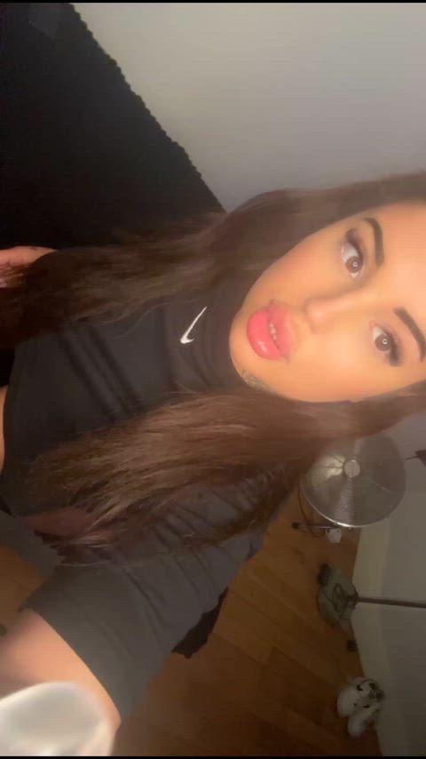 Huge fake lips bimbo sucks on dildo 👅