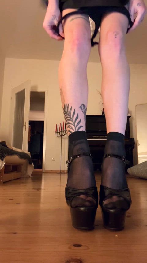amateur blonde cute heels high heels onlyfans tattoo tattooed gif