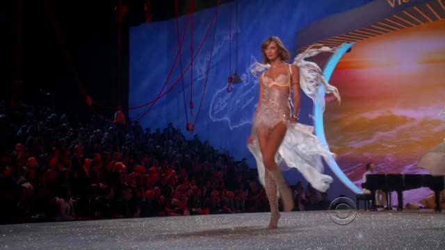 Karlie Kloss - (11.13.13) The Victoria's Secret Fashion Show In New York City | Runway