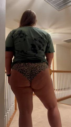 Who wants a piece of this big juicy booty? 😜