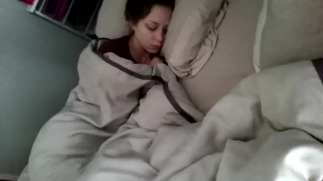 Cumming next to her sleeping sister