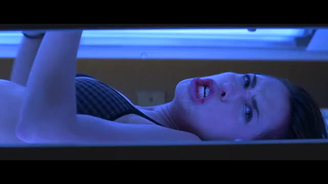 Jennifer Love Hewitt - mini-loop 1 of tanning scene, I Still Know What You Did Last