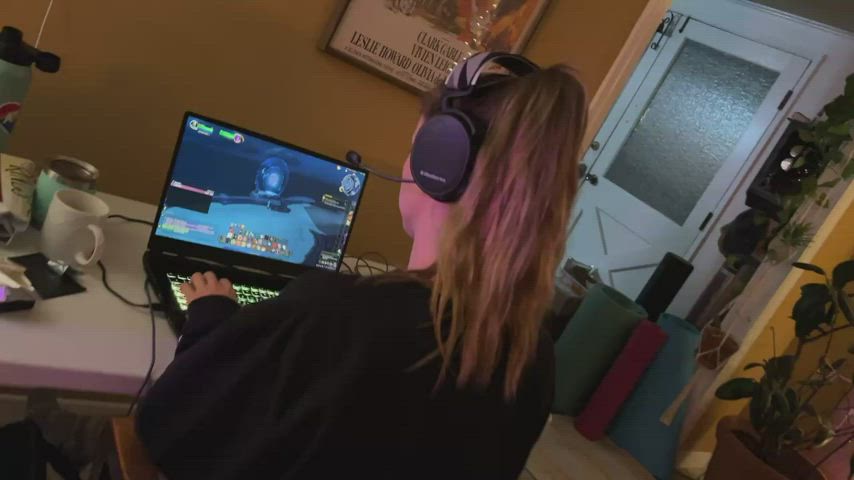 I skipped out on stream last night to level my character in World of Warcraft. ⚔️💕