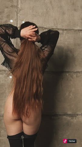 Hot model in my studio ? show her ass ??