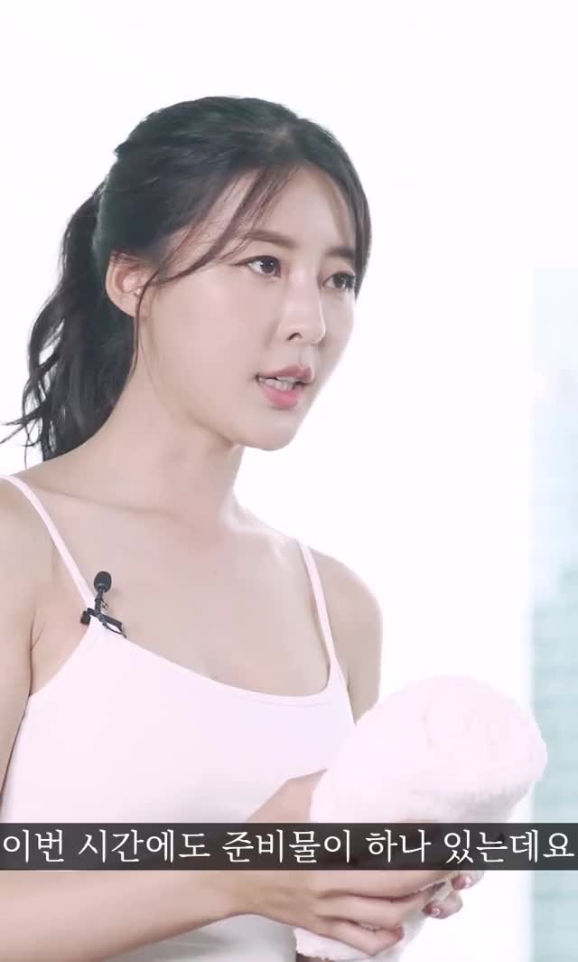 Yoga instructor Ayeong thigh exercise sleeveless gif