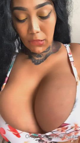 THICK LATINA TWERKING - GET HER SEXTAPES AND MORE IN THE COMMENTS