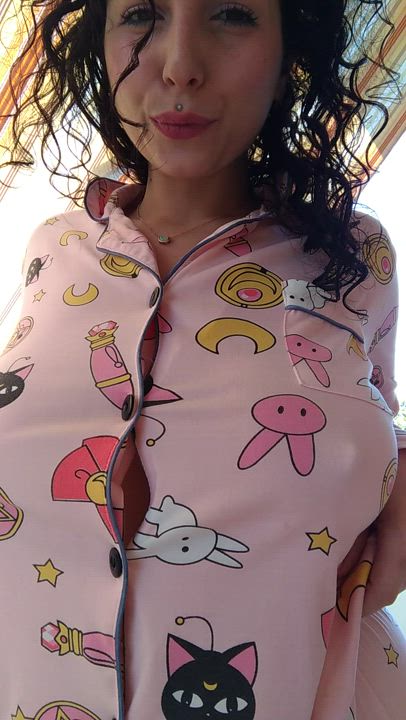 I've got huge boobs and ready to show them (OC)