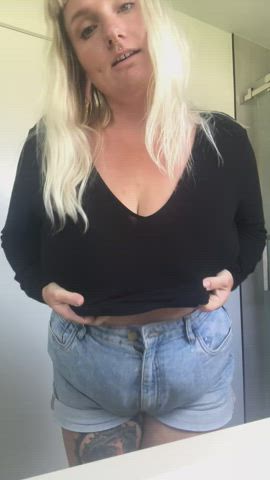[reveal] Mommy hides away in the bathroom for a quick destress. Built in stress balls