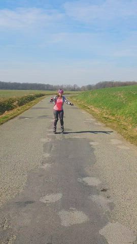 When you're seeing a cool girl on roller skates and suddenly... OMG! Unbelievable!