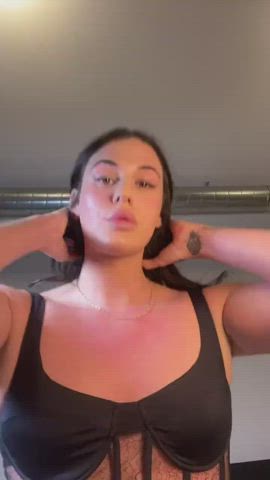 Bbarcher from Chaturbate wants a blowjob