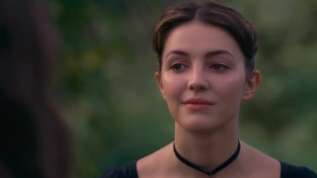 Hailee Steinfeld & Ella Hunt - Kiss - Dickinson s01e01