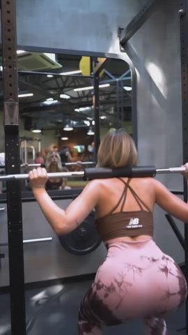 Turkish chick Hande Sarıoğlu gym