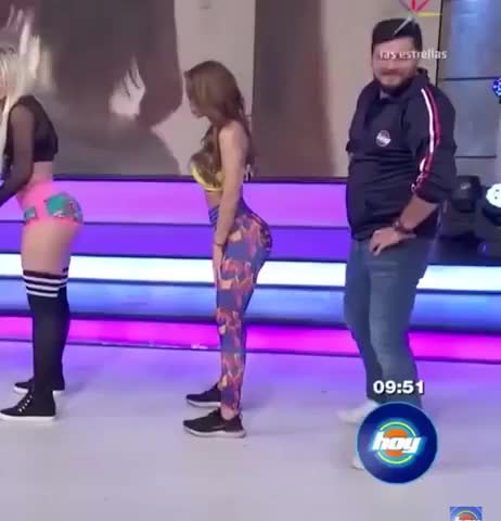 ass blonde booty brunette latina leggings twerking gif