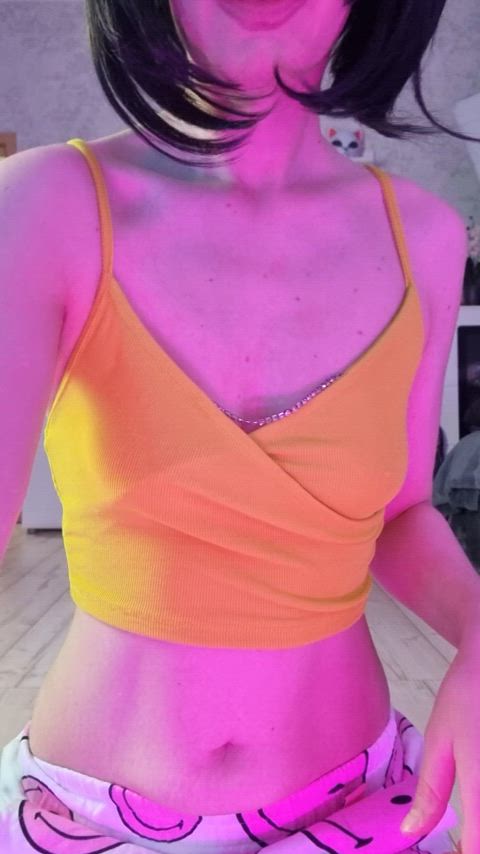 amateur boobs gamer girl gif