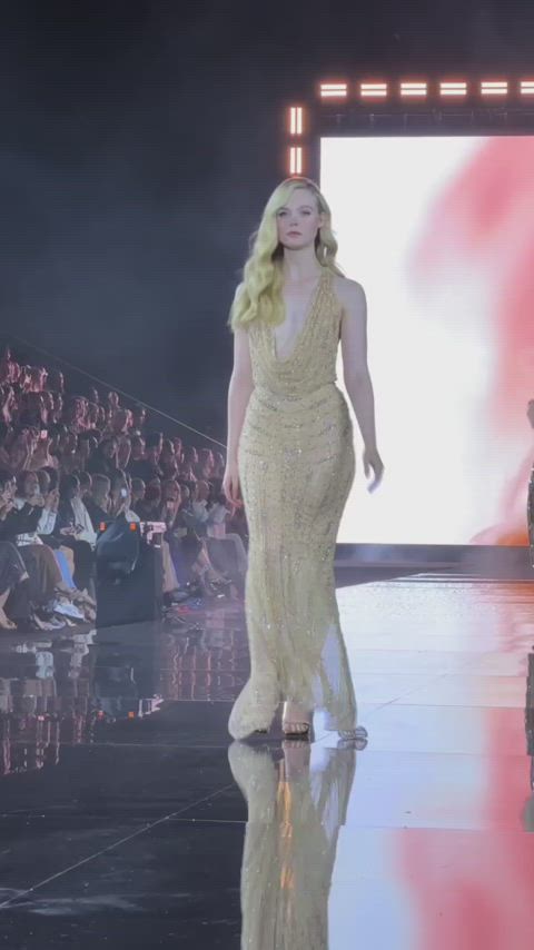 actress ass blonde celebrity cleavage elle fanning natural tits small tits gif