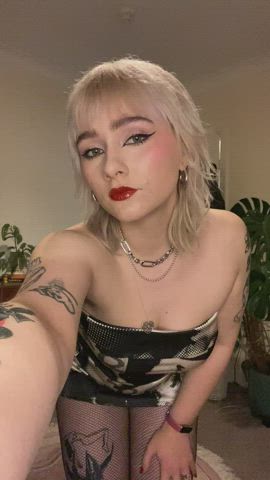 Can I be your emo gf? 🥺🖤