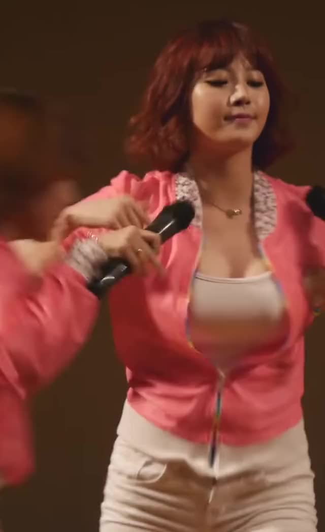 120824 Girl's Day Yura Boobs 11