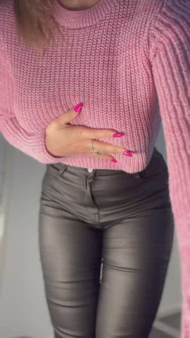 Sexy teen casually undressing. Source unknown.